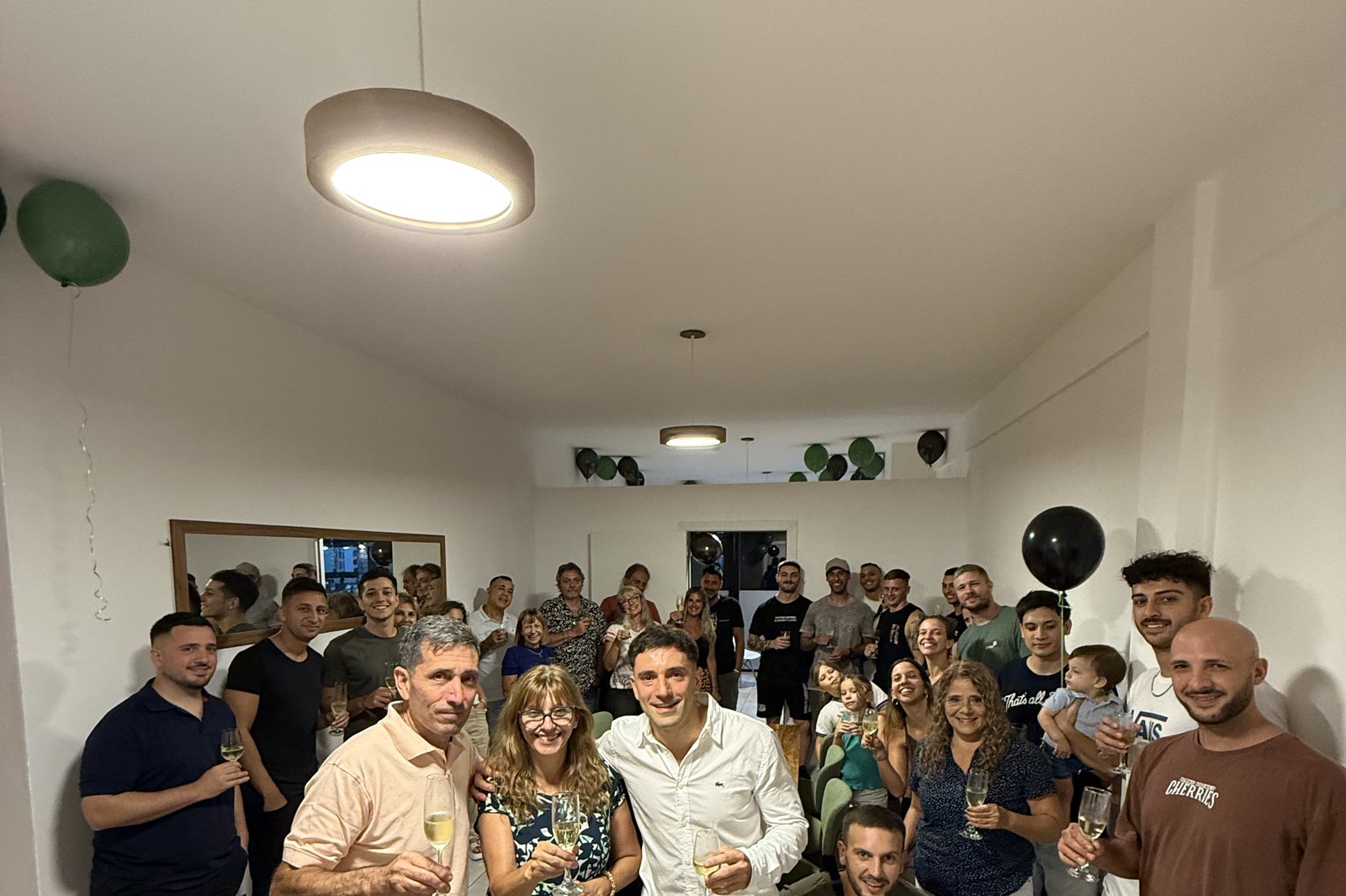 Equipo de Nahuel Fontana junto a clientes y amigos de la inmobiliaria
